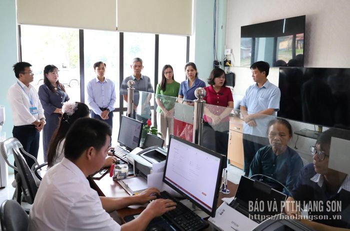 Đoàn khảo sát tại Trung tâm Phục vụ hành chính công xã Hội Hoan