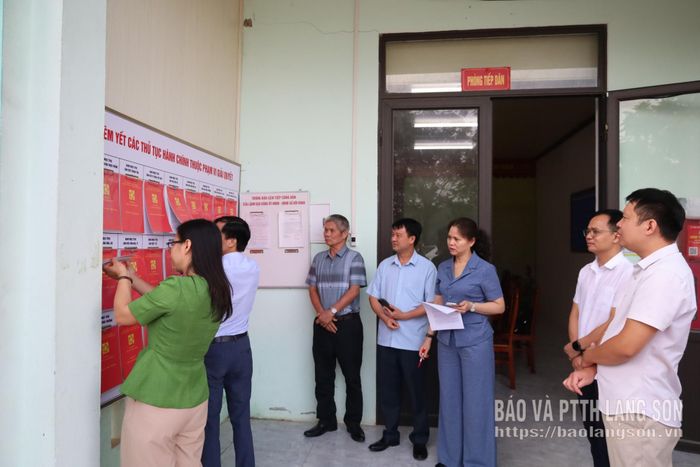 Đoàn khảo sát công tác niêm yết thủ tục hành chính tại Trung tâm Phục vụ hành chính công xã 