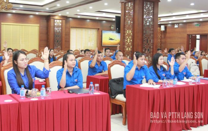 Các đại biểu biểu quyết thông qua các chỉ tiêu điều chỉnh thực hiện trong giai đoạn 2026 - 2029