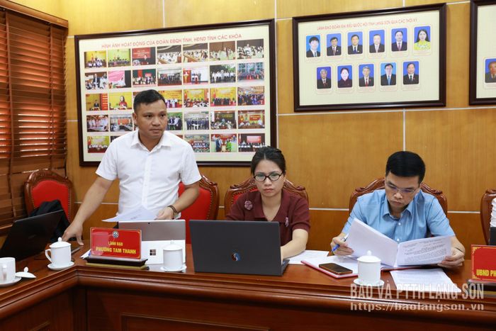 Lãnh đạo UBND phường Tam Thanh báo cáo kết quả công tác quy hoạch xây dựng, quản lý hoạt động các công viên trên địa bàn tại buổi giám sát