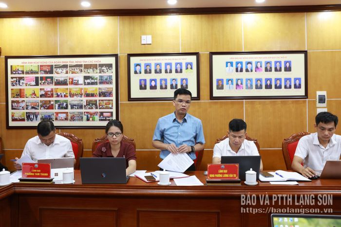 Lãnh đạo UBND phường Lương Văn Tri báo cáo kết quả công tác quy hoạch xây dựng, quản lý hoạt động các công viên trên địa bàn tại buổi giám sát