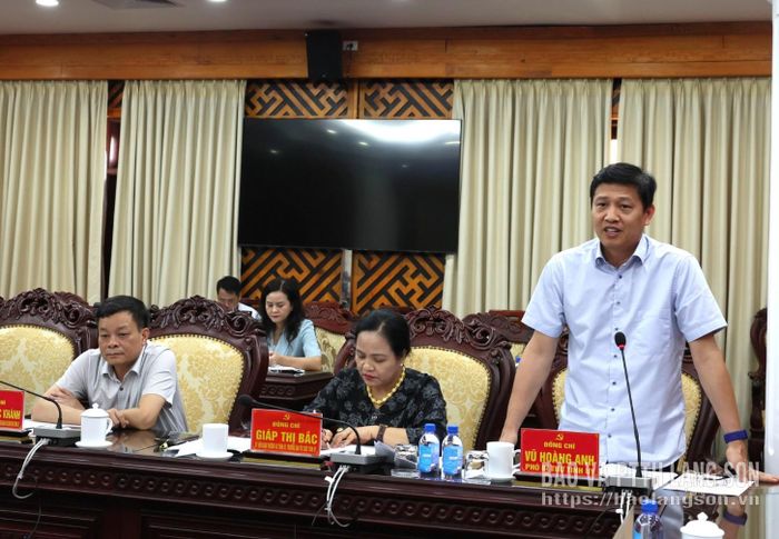 Đồng chí Vũ Hoàng Anh, Phó Bí thư Tỉnh ủy phát biểu ý kiến tại phiên họp