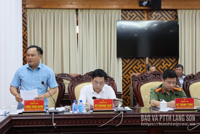 Lãnh đạo Ban Nội chính Tỉnh ủy trình bày dự thảo báo cáo và các tờ trình tại phiên họp