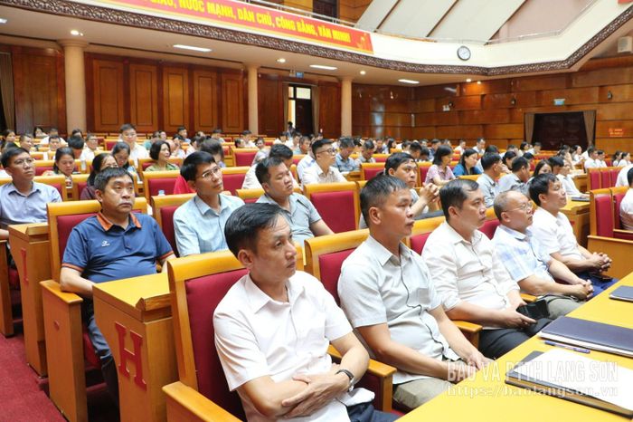 Các đại biểu nghe báo cáo kết quả thực hiện nhiệm vụ 6 tháng đầu năm
