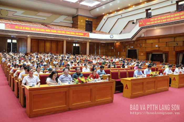 Các đại biểu dự hội nghị