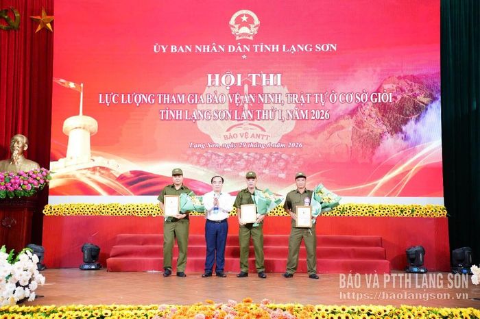 Lãnh đạo Báo và Phát thanh, Truyền hình Lạng Sơn trao giải chuyên đề cho các cá nhân, tập thể xuất sắc