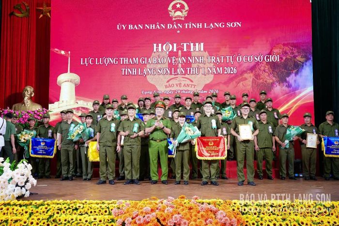Lãnh đạo Công an tỉnh trao giải Nhất cho đội thi xuất sắc