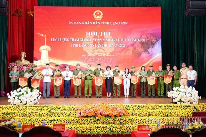 Các đại biểu trao cờ lưu niệm cho các đội thi