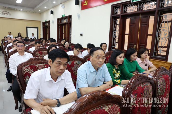 Thường trực các đảng ủy dự hội nghị tại điểm cầu tỉnh