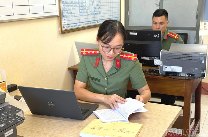 Các báo cáo viên ở cơ sở tích cực nghiên cứu văn kiện đại hội đảng các cấp để cập nhật kiến thức, phục vụ hiệu quả công tác tuyên truyền trong tình hình mới.