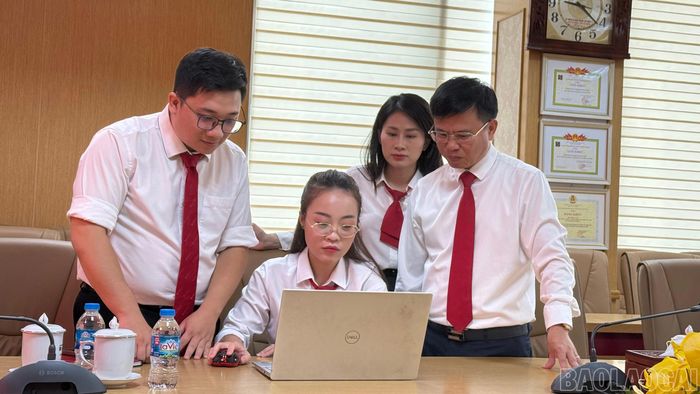 Thí sinh Đinh Thị Hồng Vân tích cực nghiên cứu tài liệu, chuẩn bị cho vòng chung khảo Hội thi Báo cáo viên, Tuyên truyền viên giỏi năm 2026.