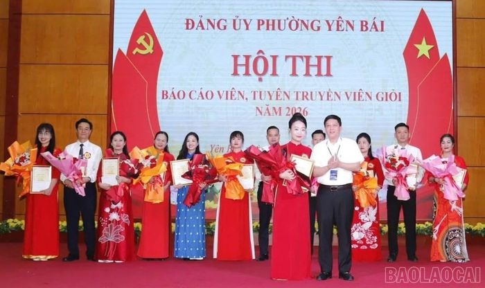 Lãnh đạo Đảng ủy phường Yên Bái trao giải Nhất cho thí sinh Đinh Thị Hồng Vân tại Hội thi Báo cáo viên, Tuyên truyền viên giỏi năm 2026.