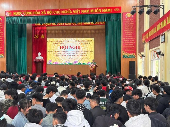 Lực lượng cán bộ, chiến sĩ Công an tỉnh tuyên truyền, phổ biến chính sách pháp luật đến vùng đồng bào vùng dân tộc thiểu số, giúp bà con hiểu rõ, nắm chắc chủ trương và tin tưởng vào sự lãnh đạo của Đảng, chính sách pháp luật của Nhà nước.