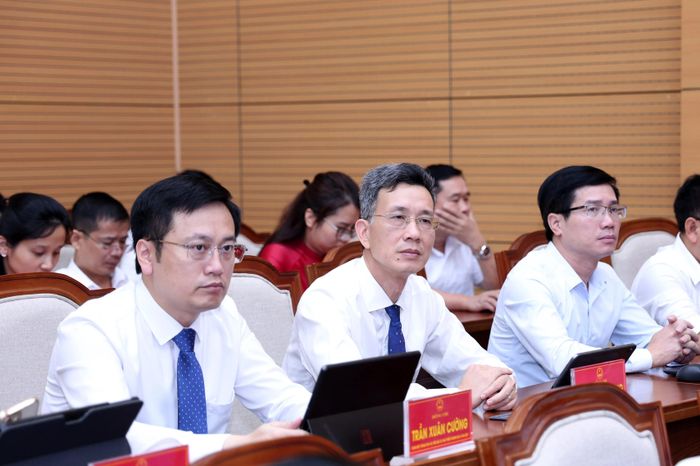 Các đại biểu dự kỳ họp.
