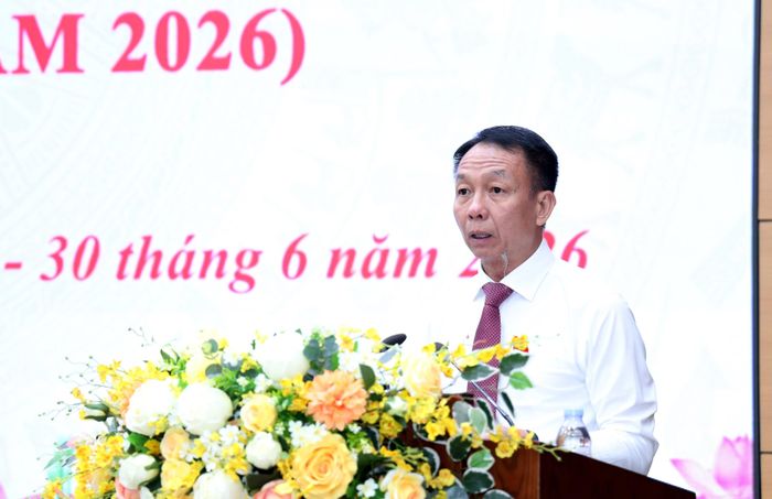 Đồng chí Vũ Quỳnh Khánh - Ủy viên Ban Thường vụ Tỉnh ủy, Phó Chủ tịch Thường trực HĐND tỉnh thông qua chương trình kỳ họp.