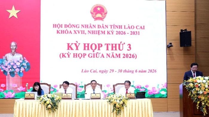 Các đồng chí chủ trì kỳ họp.