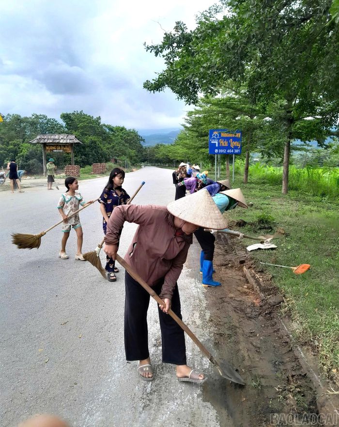 Người dân ra quân vệ sinh môi trường, giữ gìn cảnh quan xanh, sạch, đẹp phục vụ giải đấu.
