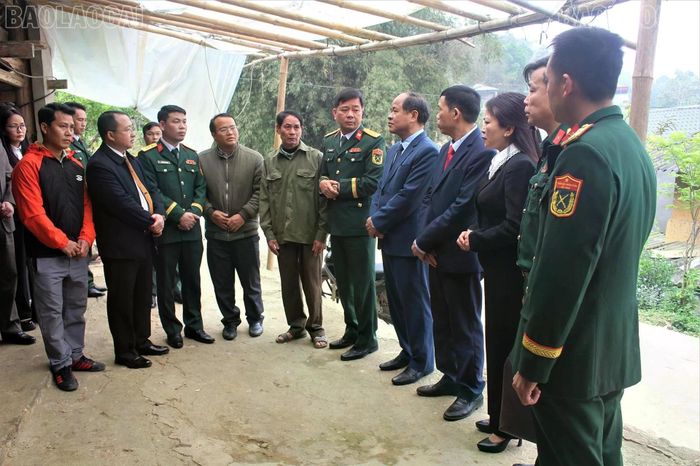 Lãnh đạo Quân khu 2, lãnh đạo Bộ Chỉ huy Quân sự tỉnh Lào Cai và lãnh đạo Đảng ủy, HĐND, UBND xã Sín Chéng thăm hỏi, động viên gia đình liệt sĩ Hoàng Seo Chung.