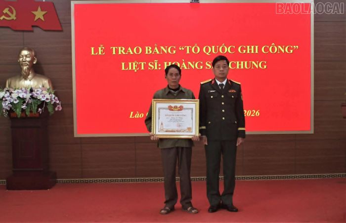 Đại diện thân nhân liệt sĩ Hoàng Seo Chung nhận Bằng Tổ quốc ghi công.