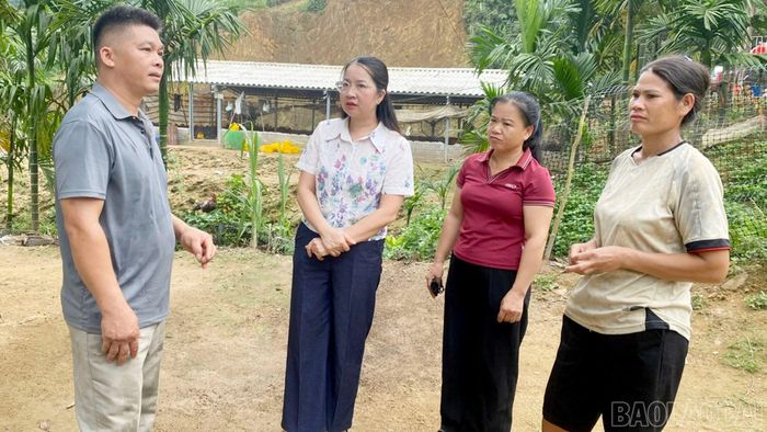 Chủ tịch Hội Nông dân xã Mậu A (thứ 2 từ trái sang) trao đổi với hội viên về phát triển mô hình kinh tế, góp phần lan tỏa phong trào nông dân sản xuất, kinh doanh giỏi.