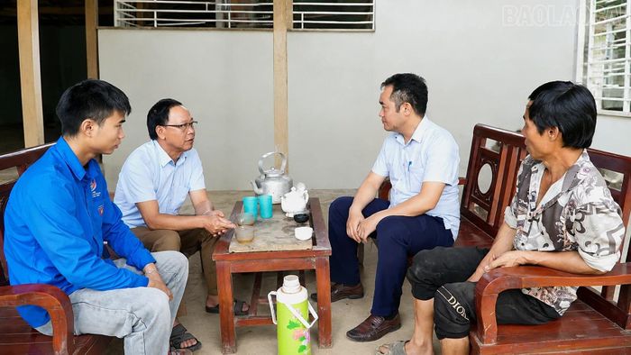 Bí thư Chi bộ thôn Có Thái (thứ 2 bên trái) đến thăm, động viên gia đình Đảng viên trẻ Hoàng Văn Thích.