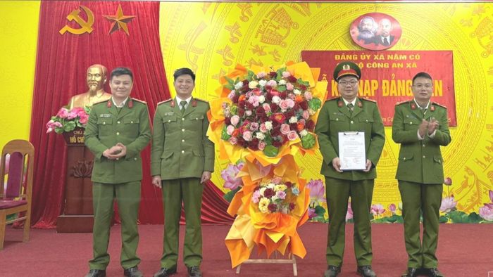 Lễ kết nạp đảng viên tại Chi bộ Công an xã Nậm Có.