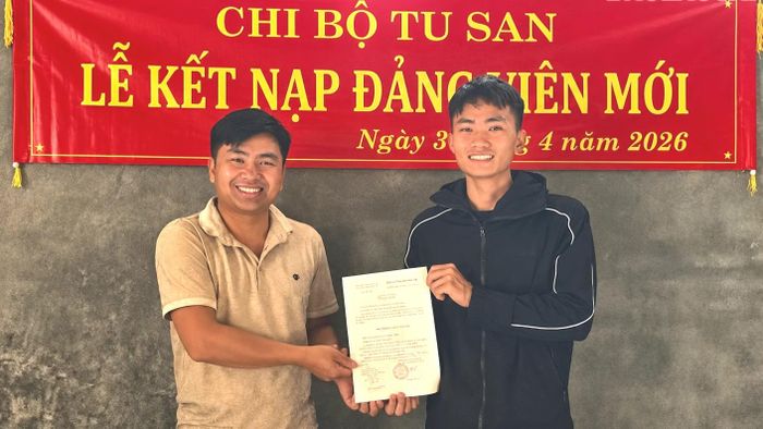 Lễ kết nạp đảng viên mới tại Chi bộ Tu San, xã Nậm Có.