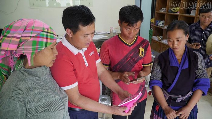 Đảng viên Sùng A Ánh (thứ 2 từ trái sang) hướng dẫn người dân sử dụng các ứng dụng chuyển đổi số.