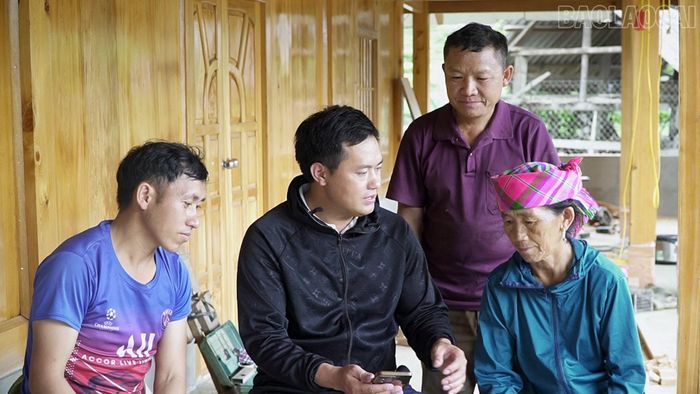 Đảng viên Sùng A Ánh thường xuyên đến các hộ gia đình hướng dẫn người dân chuyển đổi số.