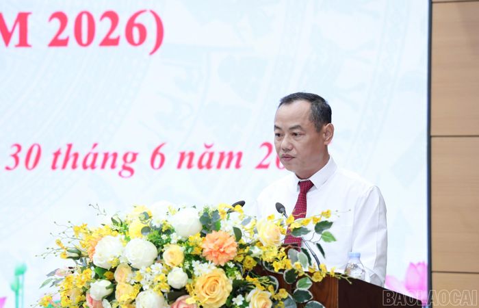 Lãnh đạo các sở trình bày dự thảo tờ trình của UBND tỉnh tại kỳ họp.