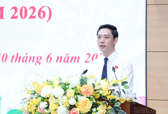Phó Chủ tịch Ủy ban MTTQ Việt Nam tỉnh thông báo về kết quả công tác Mặt trận tham gia xây dựng chính quyền; tổng hợp ý kiến, kiến nghị của cử tri và Nhân dân.