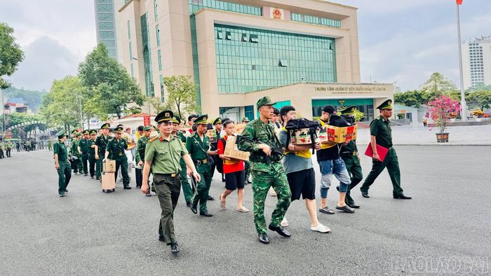 Lực lượng chức năng dẫn giải 19 đối tượng qua Cửa khẩu Quốc tế Lào Cai.