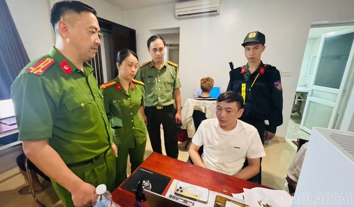 Công an tỉnh Lào Cai bất ngờ kiểm tra khách sạn Sông Hồng View - nơi 19 đối tượng đang thực hiện hành vi lừa đảo trực tuyến.