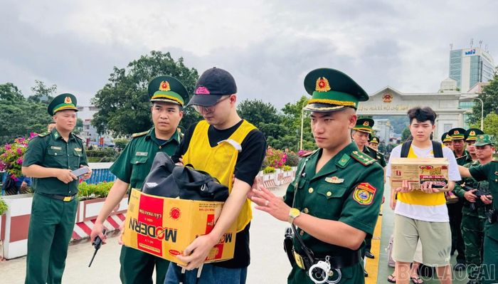 Bàn giao nhóm đối tượng cho Công an Trung Quốc.