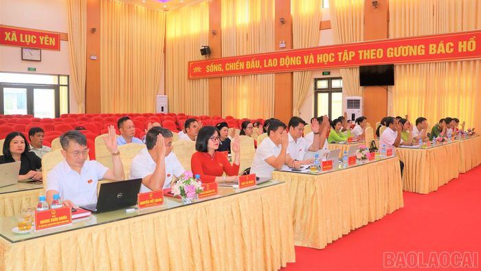 Các đại biểu HĐND xã biểu quyết thông qua một số nghị quyết quan trọng tại kỳ họp.