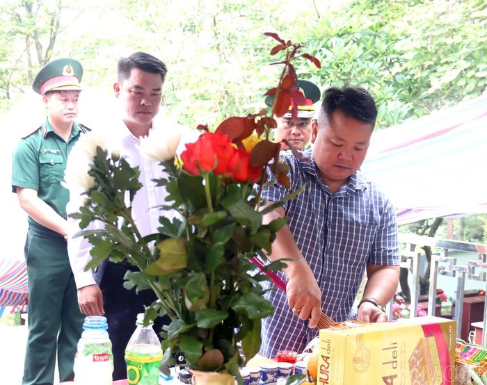Lãnh đạo xã Mù Cang Chải thực hiện nghi lễ truyền thống tâm linh theo phong tục cổ truyền của địa phương.