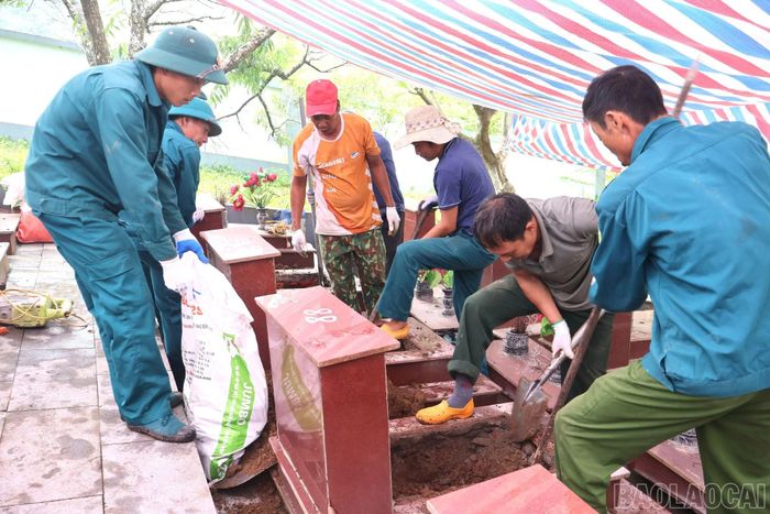 Tổ lấy mẫu số 1, Bộ chỉ huy quân sự tỉnh Lào Cai thực hiện việc khai quật và lấy hài cốt liệt sĩ phục vụ giám định AND tại nghĩa trang xã Mù Cang Chải.