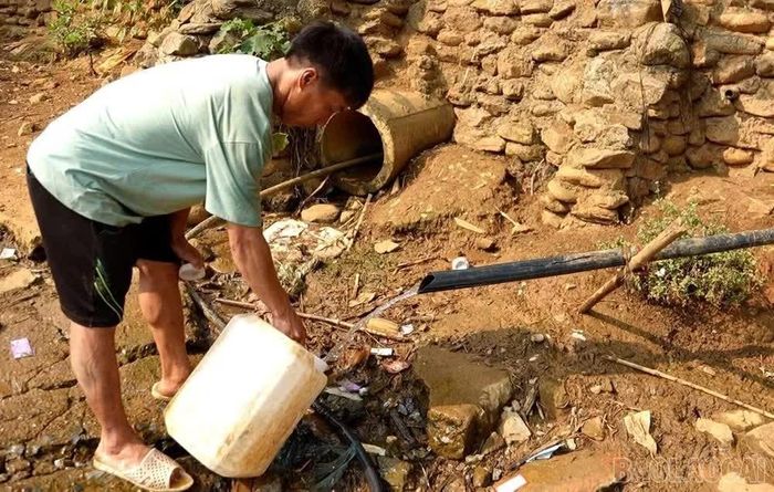 Người dân vùng cao phải dùng can để chứa nước sinh hoạt dự phòng.
