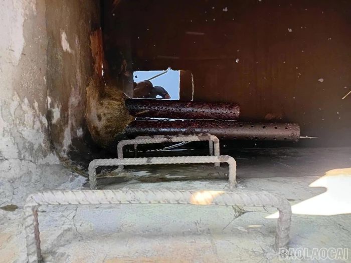 Bể chứa công trình nước sạch phục vụ cho trên 200 hộ dân ở Tả Van cạn trơ đáy.