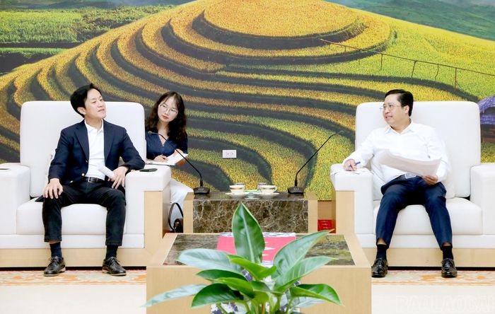 Đồng chí Dương Quốc Huy - Ủy viên Ban Chấp hành Trung ương Đảng, Bí thư Tỉnh ủy Lào Cai tiếp xã giao ông Keiji Taniguchi - Tổng Giám đốc Công ty TNHH Hương Gia Vị Sơn Hà.