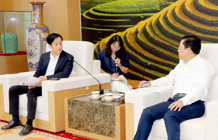 Ông Keiji Taniguchi - Tổng Giám đốc Công ty TNHH Hương Gia Vị Sơn Hà báo cáo với đồng chí Bí thư Tỉnh ủy Dương Quốc Huy về tiến độ thực hiện dự án xây dựng nhà máy tại xã Xuân Ái.