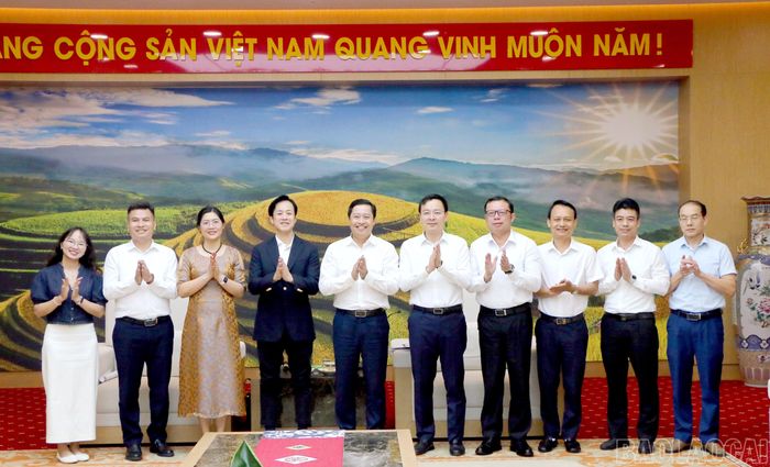 Đồng chí Bí thư Tỉnh ủy Dương Quốc Huy và các đồng chí tham dự buổi tiếp chụp ảnh lưu niệm cùng Đoàn công tác của Công ty TNHH Hương Gia Vị Sơn Hà.