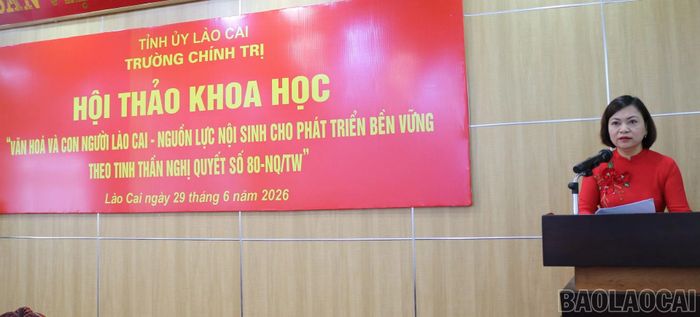 ThS. Lê Thị Huệ - Phó Hiệu Trưởng Trường Chính trị tỉnh, trình bày tham luận tại hội thảo.