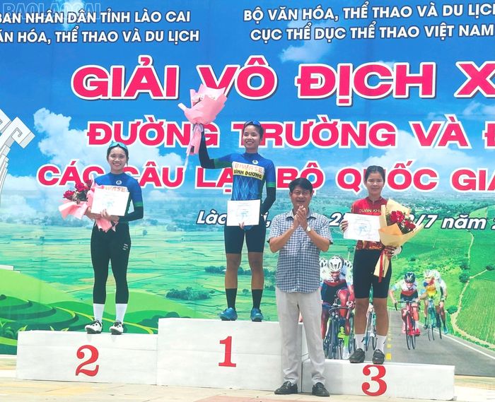 Lãnh đạo Sở Văn hóa, Thể thao và Du lịch tỉnh trao giải cho các vận động viên đoạt huy chương.