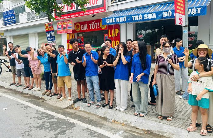 Các vận động viên luôn nhận được sự cổ vũ nhiệt tình của người dân Mường Lò trong suốt chặng đua.