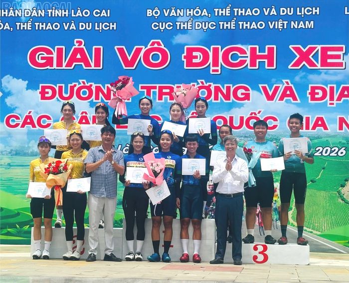 Trao giải nội dung đồng đội nữ.