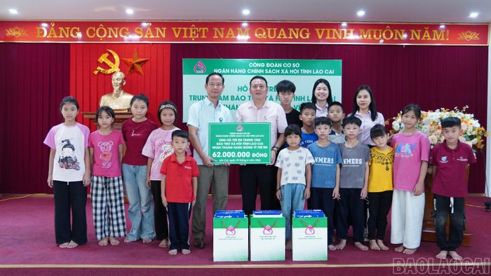 Công đoàn Ngân hàng Chính sách xã hội Chi nhánh tỉnh Lào Cai trao biển tượng trưng số tiền 62 triệu đồng hỗ trợ Trung tâm Công tác xã hội và Bảo trợ xã hội tỉnh Lào Cai.