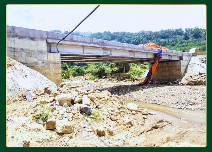 Những cây cầu bắc qua suối ở Phù Lao Chải giúp người dân đi lại thuận lợi.