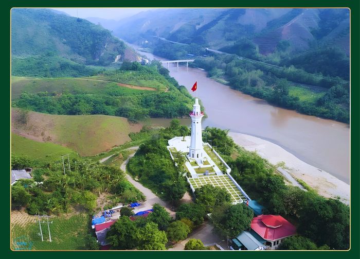 Cột cờ Lũng Pô - nơi con sông Hồng chảy vào đất Việt.