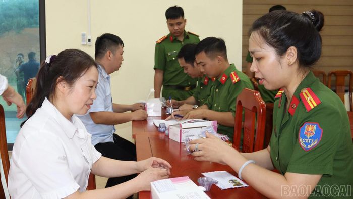 Công an phường triển khai test ma túy cho cán bộ công chức, viên chức, người lao động trên địa bàn.